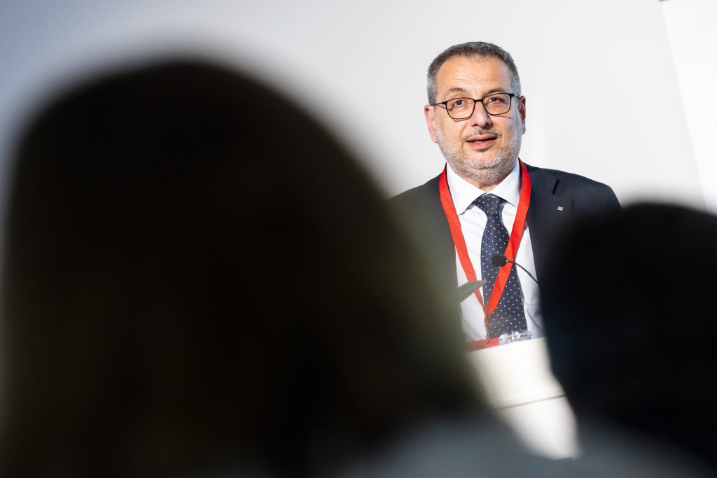 5V4A0277
