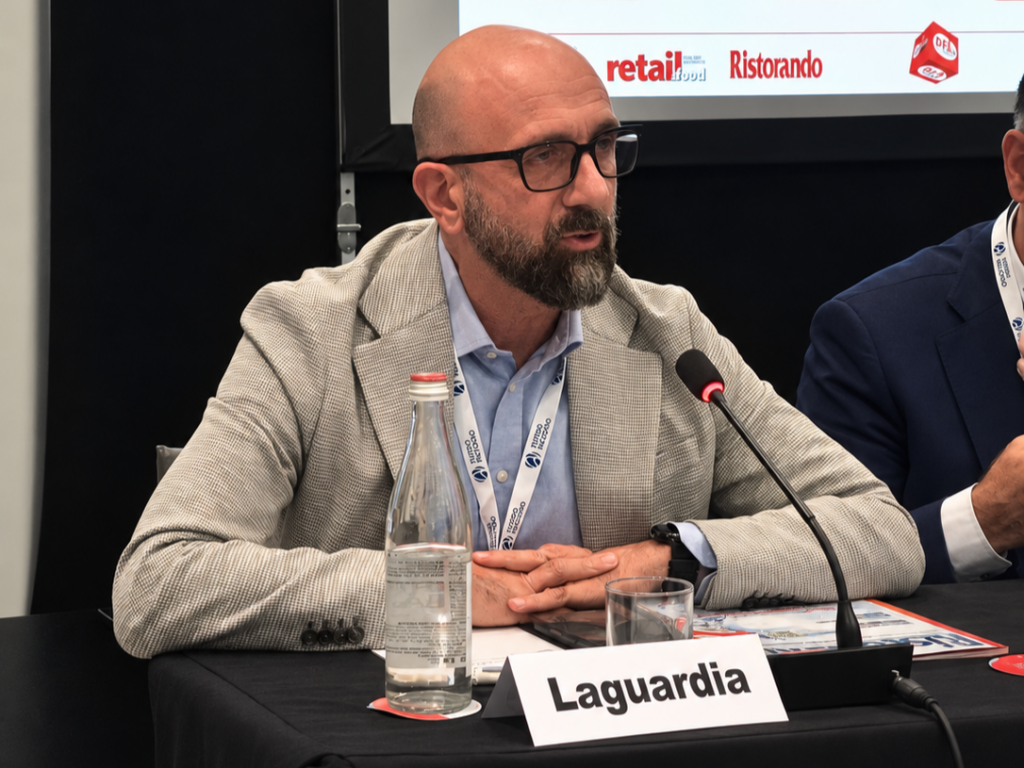 Panel congressuale con Laguardia al tavolo
